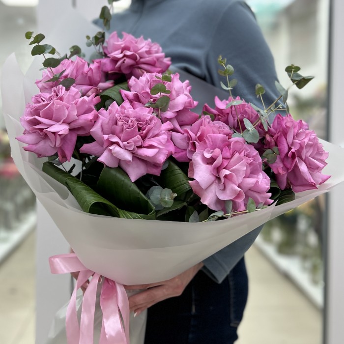 Букет из 9 пышных сиреневых роз Куинс Краун с зеленью